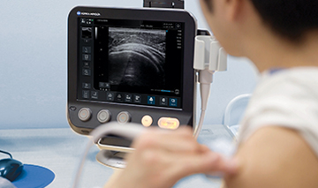 SONIMAGE ultrasound imaging a patients shoulder