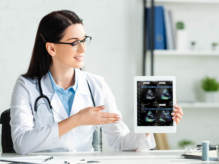 Doctor showing an Exa Cardio image on a tablet